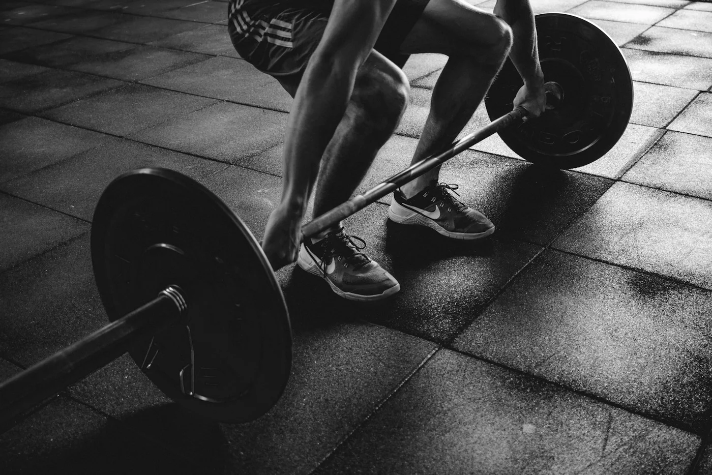 Atleta se preparando para levantar uma barra na academia